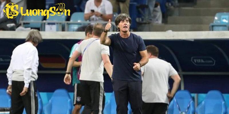 HLV Joachim Low rất quen thuộc với cổ động viên làng túc cầu